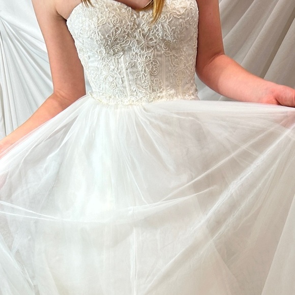 David’s Bridal Gown Wedding Dress Lace Corset Tulle Princess style size 2 ivory - Picture 4 of 16
